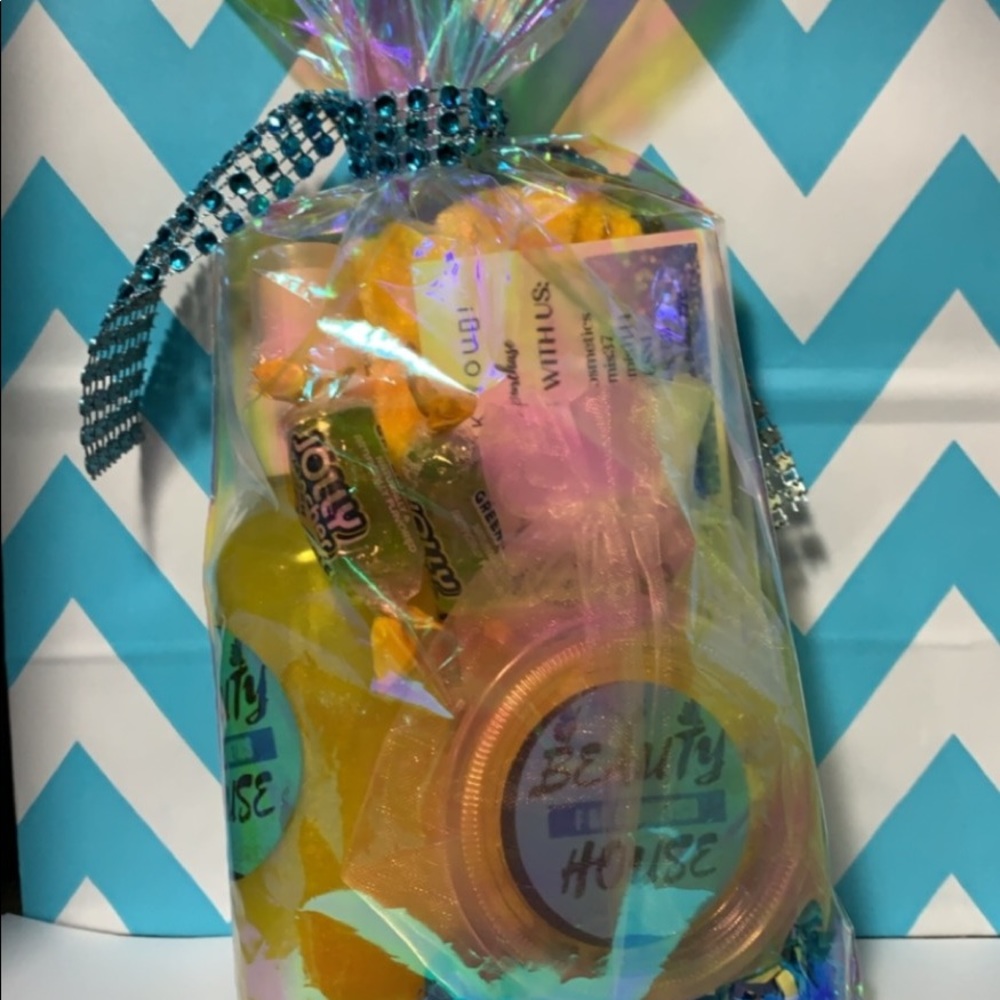 Body shimmer and lip scrub pack